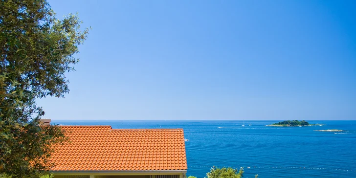 Rodinná dovolenka na Istrii: 4* apartmánový rezort priamo pri mori, raňajky aj polpenzia