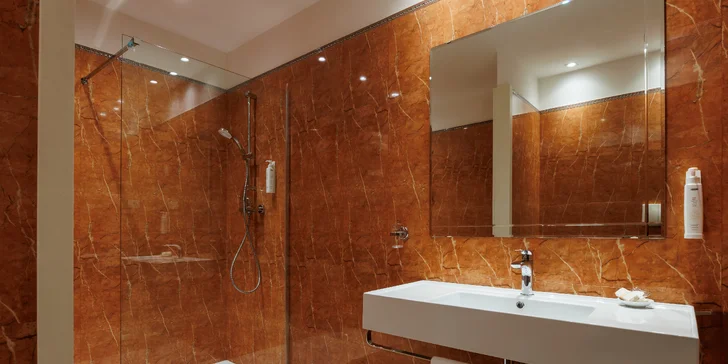 Rodinná dovolenka v Rimini: 4* hotel s raňajkami, bazénom a vírivkou, priamo pri pláži