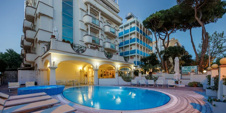 Rodinná dovolenka v Rimini: 4* hotel s raňajkami, bazénom a vírivkou, priamo pri pláži