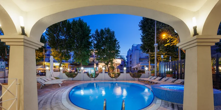 Rodinná dovolenka v Rimini: 4* hotel s raňajkami, bazénom a vírivkou, priamo pri pláži