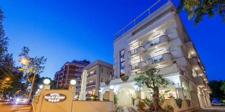 Rodinná dovolenka v Rimini: 4* hotel s raňajkami, bazénom a vírivkou, priamo pri pláži