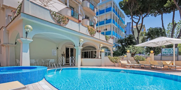Rodinná dovolenka v Rimini: 4* hotel s raňajkami, bazénom a vírivkou, priamo pri pláži