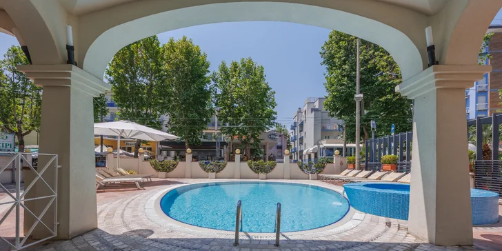Rodinná dovolenka v Rimini: 4* hotel s raňajkami, bazénom a vírivkou, priamo pri pláži