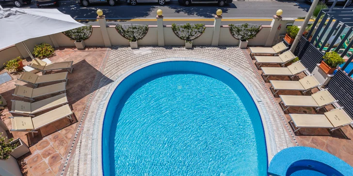 Rodinná dovolenka v Rimini: 4* hotel s raňajkami, bazénom a vírivkou, priamo pri pláži