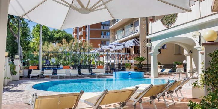 Rodinná dovolenka v Rimini: 4* hotel s raňajkami, bazénom a vírivkou, priamo pri pláži