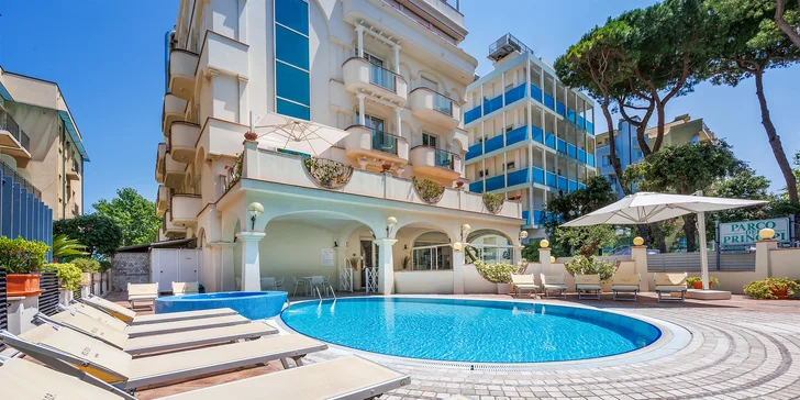 Rodinná dovolenka v Rimini: 4* hotel s raňajkami, bazénom a vírivkou, priamo pri pláži