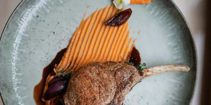 Pobyt v centre Chomutova: historický hotel s raňajkami alebo polpenziou