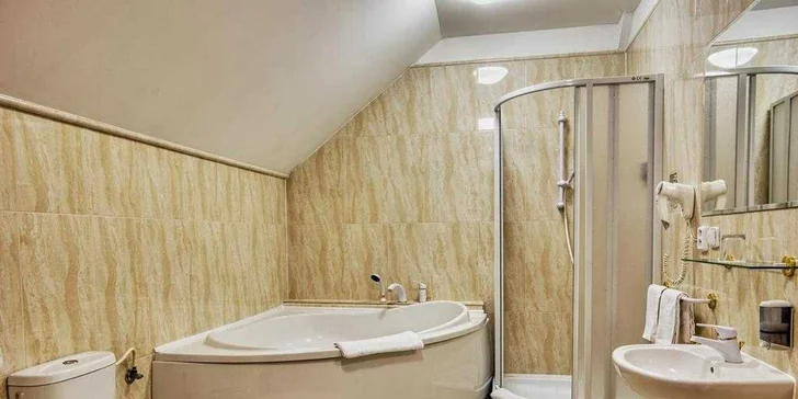 Pobyt v centre Chomutova: historický hotel s raňajkami alebo polpenziou