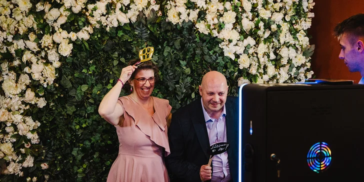 Zábavné fotky z každej párty! Prenájom fotobúdky s neobmedzenou tlačou a rekvizitami