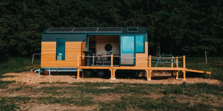 Skryte sa pred ruchom miest: krásny tiny house na samote neďaleko Lipna
