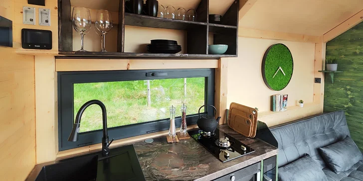 Skryte sa pred ruchom miest: krásny tiny house na samote neďaleko Lipna