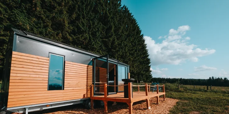 Skryte sa pred ruchom miest: krásny tiny house na samote neďaleko Lipna