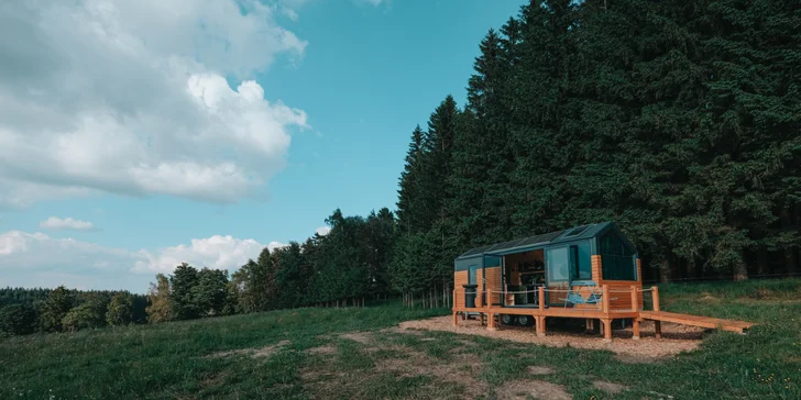 Skryte sa pred ruchom miest: krásny tiny house na samote neďaleko Lipna