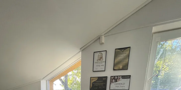 Rekonštrukčná vlasová kúra alebo brazílsky keratín pre dokonale rovné vlasy