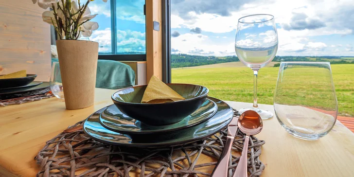 Tiny house Honzík: plne vybavený domček pri lese s terasou a výhľadom na pastviny