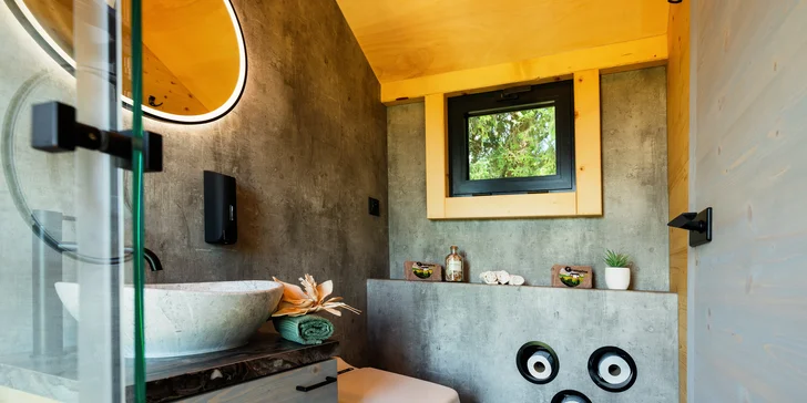Tiny house Honzík: plne vybavený domček pri lese s terasou a výhľadom na pastviny