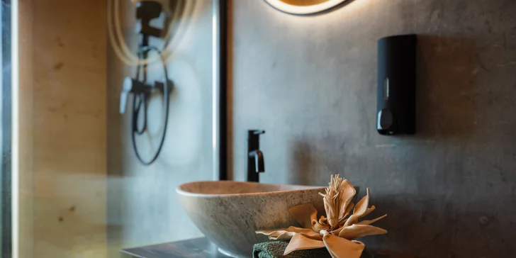 Tiny house Honzík: plne vybavený domček pri lese s terasou a výhľadom na pastviny