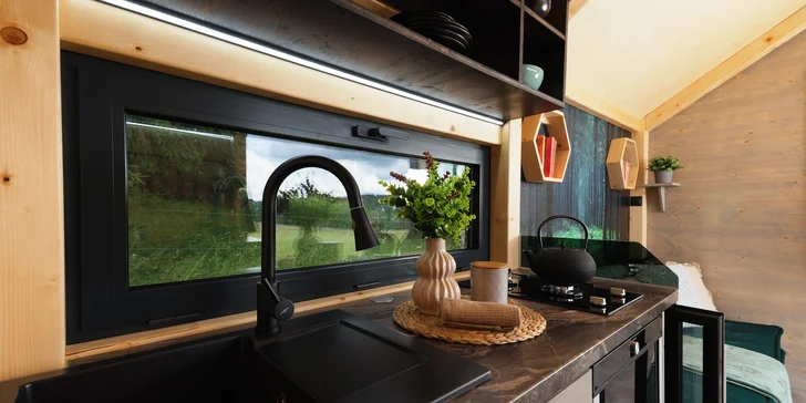 Tiny house Honzík: plne vybavený domček pri lese s terasou a výhľadom na pastviny