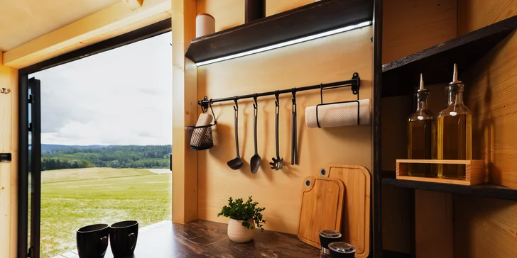 Tiny house Honzík: plne vybavený domček pri lese s terasou a výhľadom na pastviny