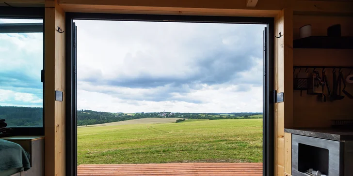 Tiny house Honzík: plne vybavený domček pri lese s terasou a výhľadom na pastviny