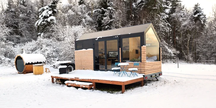 Glamping blízko Lipna: tiny house až pre 4 os. s vonkajšou saunou, ochladzovacou kadiou a grilom