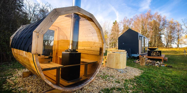 Glamping blízko Lipna: tiny house až pre 4 os. s vonkajšou saunou, ochladzovacou kadiou a grilom
