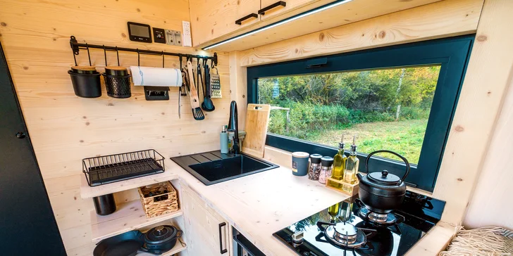 Glamping blízko Lipna: tiny house až pre 4 os. s vonkajšou saunou, ochladzovacou kadiou a grilom