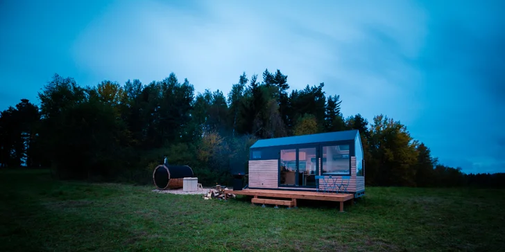 Glamping blízko Lipna: tiny house až pre 4 os. s vonkajšou saunou, ochladzovacou kadiou a grilom