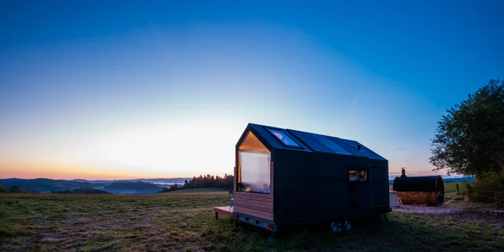 Glamping blízko Lipna: tiny house až pre 4 os. s vonkajšou saunou, ochladzovacou kadiou a grilom