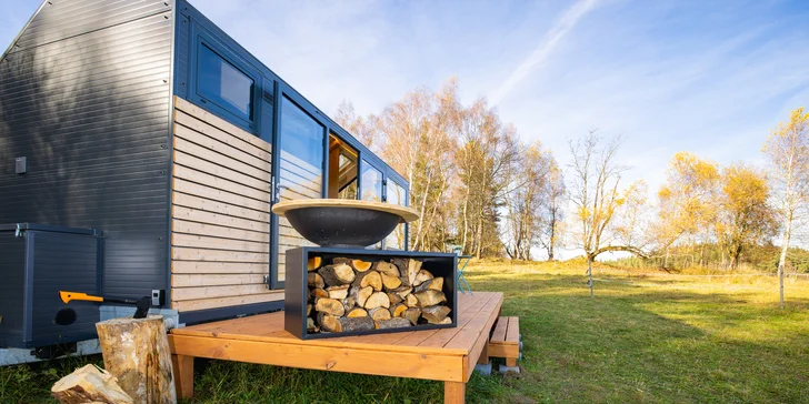 Glamping blízko Lipna: tiny house až pre 4 os. s vonkajšou saunou, ochladzovacou kadiou a grilom