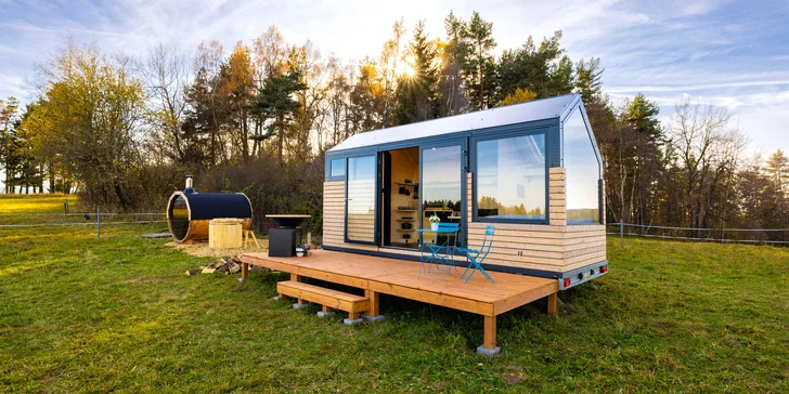 Glamping blízko Lipna: tiny house až pre 4 os. s vonkajšou saunou, ochladzovacou kadiou a grilom
