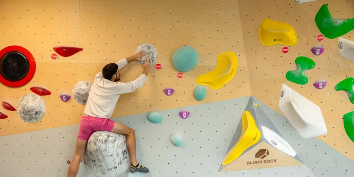 Lezenie na boulderovej stene Block Dock Petržalka: neobmedzený vstup alebo kurz s inštruktorom