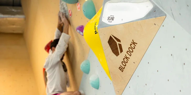 Lezenie na boulderovej stene Block Dock Petržalka: neobmedzený vstup alebo kurz s inštruktorom