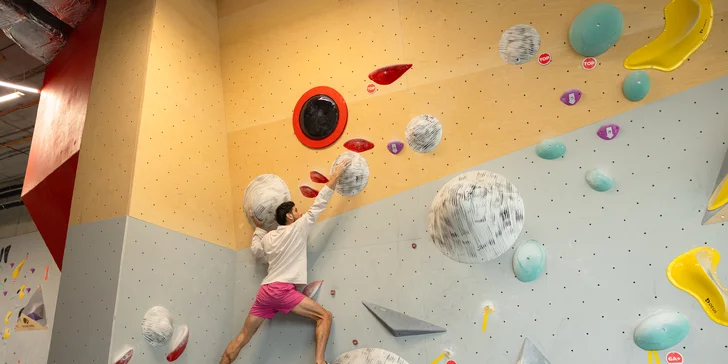 Lezenie na boulderovej stene Block Dock Petržalka: neobmedzený vstup alebo kurz s inštruktorom