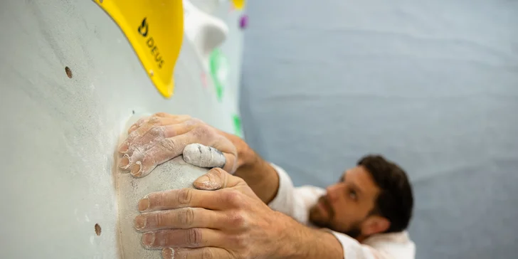 Lezenie na boulderovej stene Block Dock Petržalka: neobmedzený vstup alebo kurz s inštruktorom