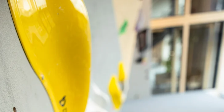 Lezenie na boulderovej stene Block Dock Petržalka: neobmedzený vstup alebo kurz s inštruktorom