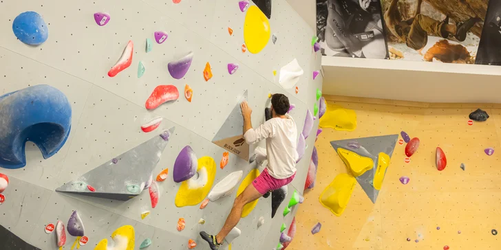 Lezenie na boulderovej stene Block Dock Petržalka: neobmedzený vstup alebo kurz s inštruktorom