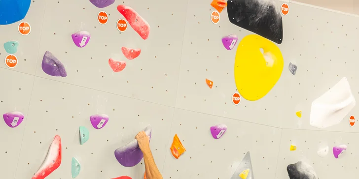 Lezenie na boulderovej stene Block Dock Petržalka: neobmedzený vstup alebo kurz s inštruktorom