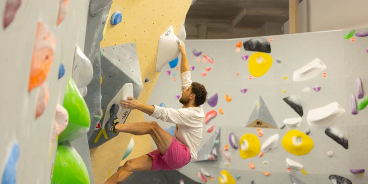 Lezenie na boulderovej stene Block Dock Petržalka: neobmedzený vstup alebo kurz s inštruktorom