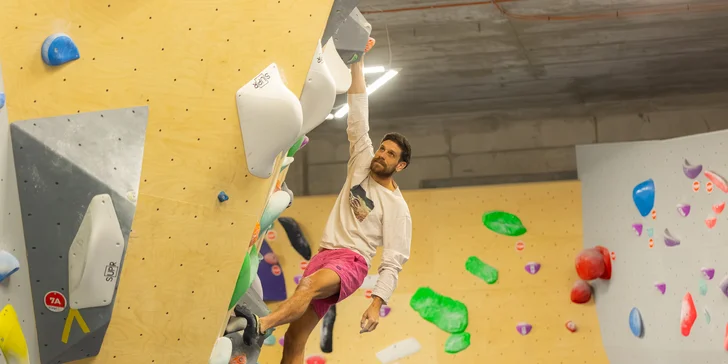 Lezenie na boulderovej stene Block Dock Petržalka: neobmedzený vstup alebo kurz s inštruktorom