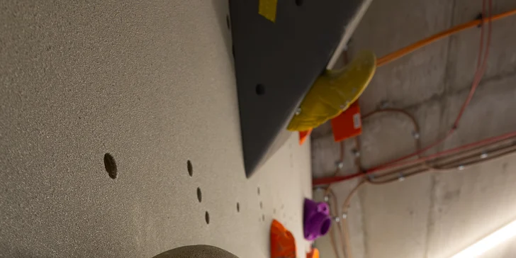 Lezenie na boulderovej stene Block Dock Petržalka: neobmedzený vstup alebo kurz s inštruktorom