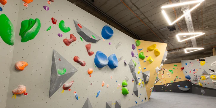 Lezenie na boulderovej stene Block Dock Petržalka: neobmedzený vstup alebo kurz s inštruktorom