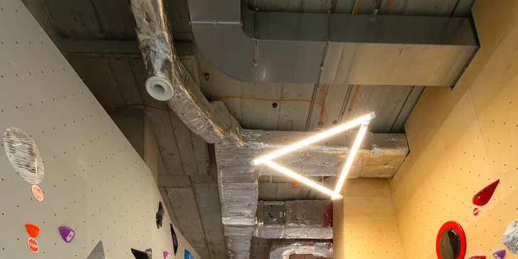 Lezenie na boulderovej stene Block Dock Petržalka: neobmedzený vstup alebo kurz s inštruktorom