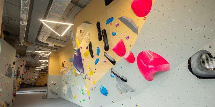 Lezenie na boulderovej stene Block Dock Petržalka: neobmedzený vstup alebo kurz s inštruktorom