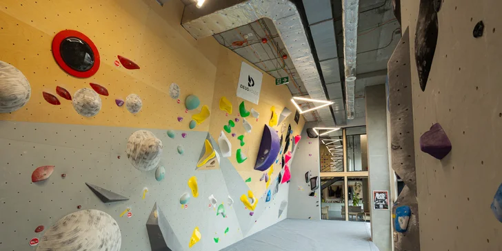 Lezenie na boulderovej stene Block Dock Petržalka: neobmedzený vstup alebo kurz s inštruktorom