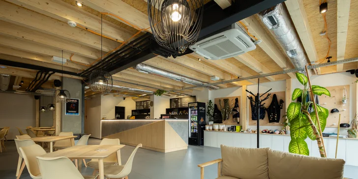 Lezenie na boulderovej stene Block Dock Petržalka: neobmedzený vstup alebo kurz s inštruktorom