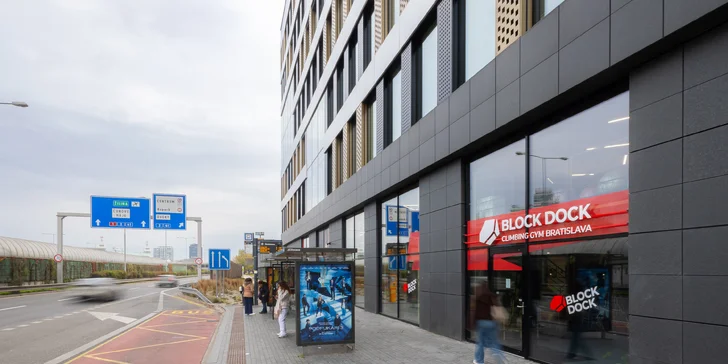 Lezenie na boulderovej stene Block Dock Petržalka: neobmedzený vstup alebo kurz s inštruktorom