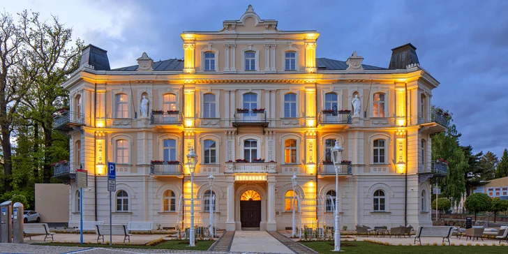 Zrekonštruovaný hotel v centre Františkových Lázní: raňajky alebo plná penzia, bazén aj procedúry