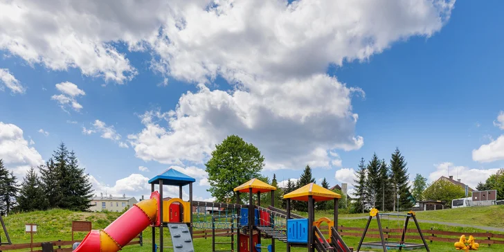 Krušné hory aj s jedlom: vybavený apartmán alebo chalupa až pre 14 osôb