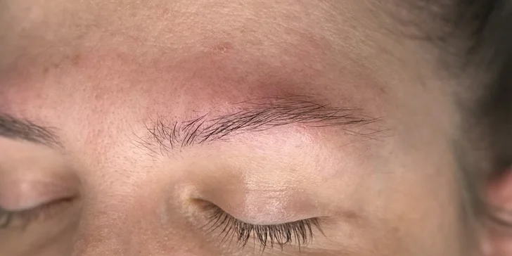 Prirodzene pôsobiace zahustenie mihalníc (1D alebo 2D mihalnice), laminácia obočia či lash lift